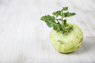 Ahşap bir masa üzerinde yetiştirilmektedir. 