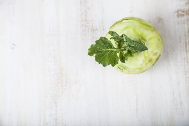 Ahşap bir masa üzerinde yetiştirilmektedir. 