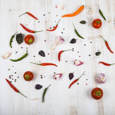 Sebze ve ahşap bir masa içinde baharatlar. 