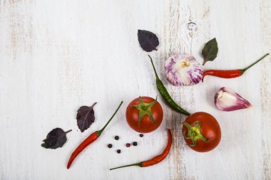 Sebze ve ahşap bir masa içinde baharatlar. 