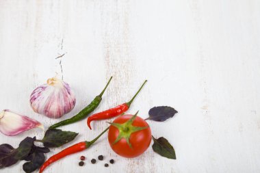 Sebze ve ahşap bir masa içinde baharatlar. 