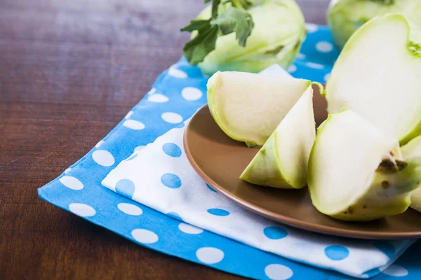 Ahşap bir masa üzerinde yetiştirilmektedir. 