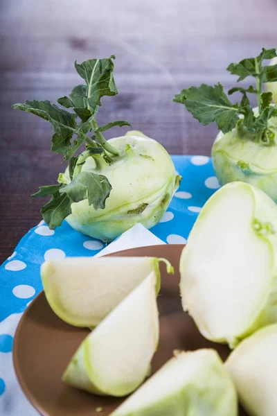 Ahşap bir masa üzerinde yetiştirilmektedir. 