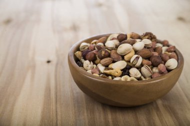 Tahta kasede fındıklar   