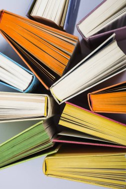 Çok renkli kitaplar, üstten görünüm