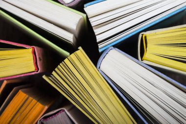 Çok renkli kitaplar, üstten görünüm