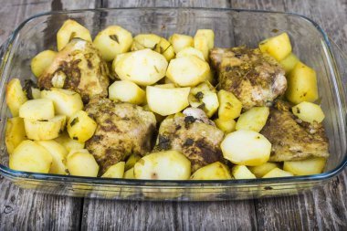 Patates fırında pişmiş tavuk ile. 