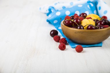 Bir tabak içinde olgun çilek 