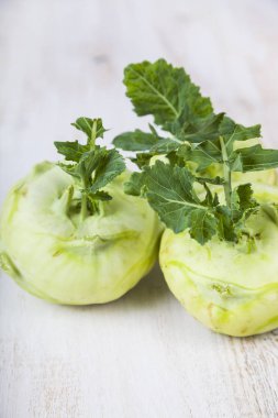 Ahşap bir masa üzerinde yetiştirilmektedir