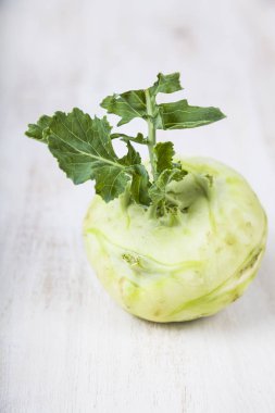 Ahşap bir masa üzerinde yetiştirilmektedir