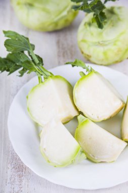 Ahşap bir masa üzerinde yetiştirilmektedir