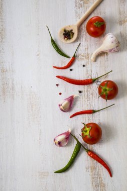 Sebze ve ahşap bir masa içinde baharatlar. 