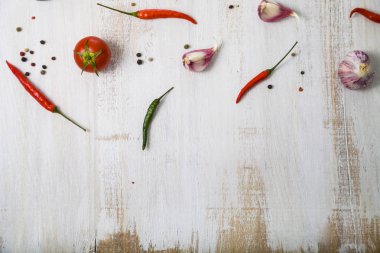 Sebze ve ahşap bir masa içinde baharatlar. 