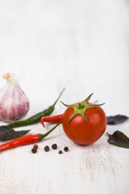 Sebze ve ahşap bir masa içinde baharatlar. 