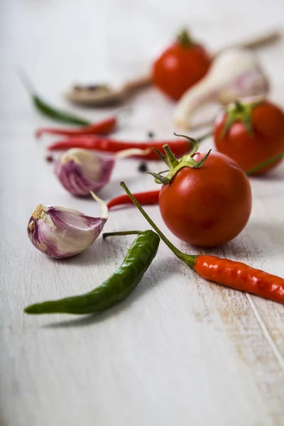 Verduras y especias en una mesa de madera . —  Fotos de Stock