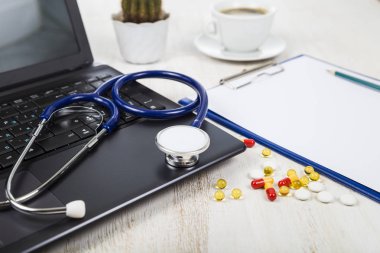 Doktor çalışma alanı ile bir stetoskop 