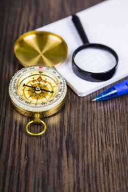 Pusula, Büyüteç ve defter 