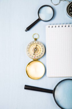 Pusula, Büyüteç ve defter 