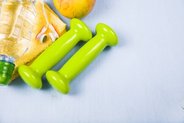 Halter, bir elma, bir havlu ve bir şişe su 