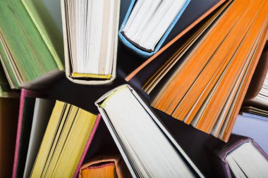 Çok renkli kitaplar, üstten görünüm