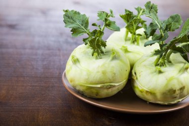 Ahşap bir masa üzerinde yetiştirilmektedir. 