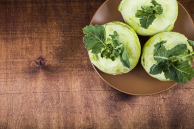 Ahşap bir masa üzerinde yetiştirilmektedir. 