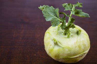 Ahşap bir masa üzerinde yetiştirilmektedir. 