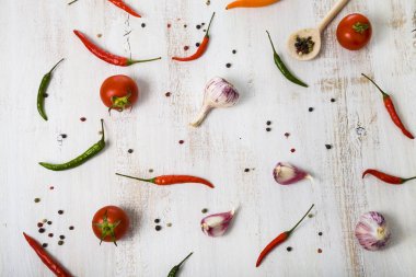 Sebze ve ahşap bir masa içinde baharatlar. 