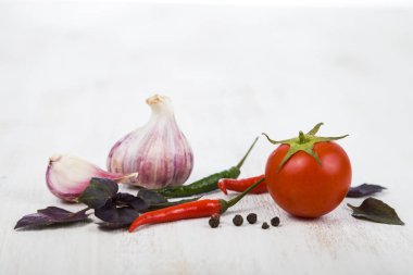 Sebze ve ahşap bir masa içinde baharatlar. 