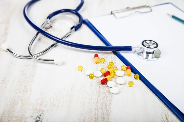Tablet, pilulek a stetoskop — Stock fotografie