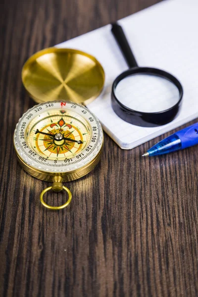 Pusula, Büyüteç ve defter 