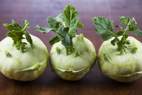 Ahşap bir masa üzerinde yetiştirilmektedir. 