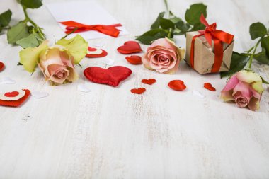 Pembe Gül, hediye ve kalpler 