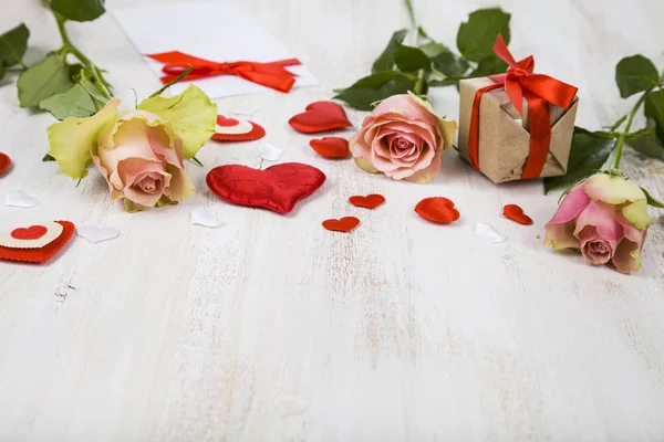 Pembe Gül, hediye ve kalpler 