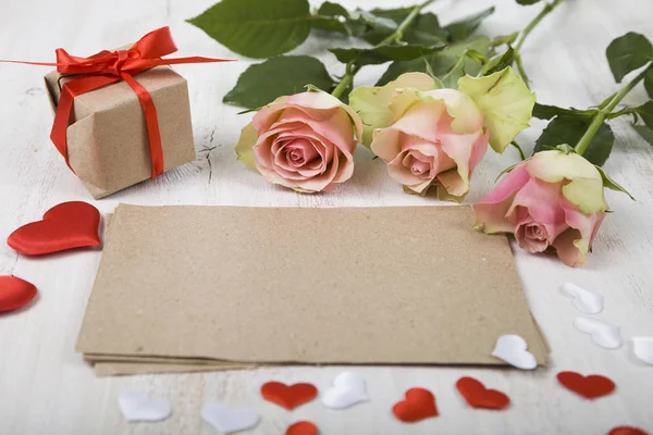 Pink roses,  gift and hearts — Stock Photo, Image