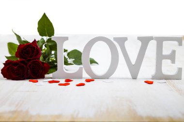 Kırmızı gül ve kelime 