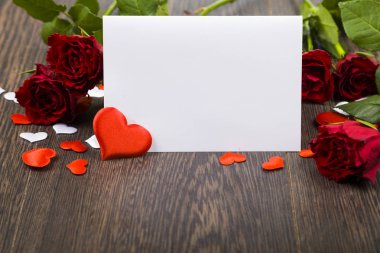 Kırmızı gül ve kart 