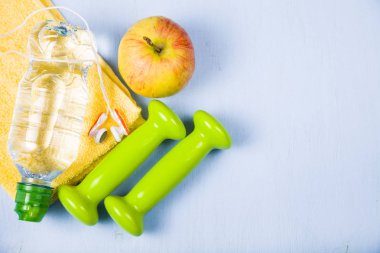 Halter, bir elma, bir havlu ve bir şişe su 