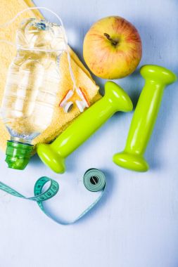 Halter, bir elma, bir havlu ve bir şişe su 