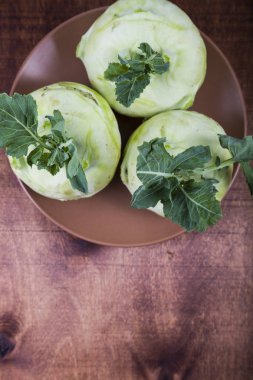 Ahşap bir masa üzerinde yetiştirilmektedir 