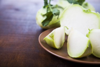 Ahşap bir masa üzerinde yetiştirilmektedir. 