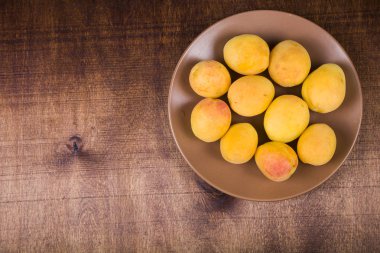 Ahşap bir masada kayısılar 