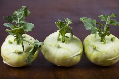 Ahşap bir masa üzerinde yetiştirilmektedir 