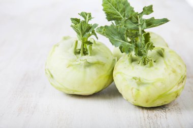 Ahşap bir masa üzerinde yetiştirilmektedir 