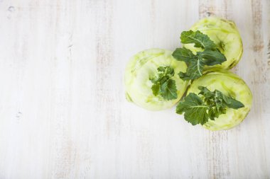 Ahşap bir masa üzerinde yetiştirilmektedir 