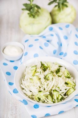 Salata sarımsak, salatalık ve dereotu ile.  