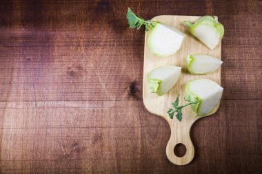 Doğrama kurulu üzerinde kıyılmış sarımsak  