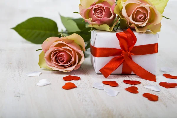 Pembe Gül, hediye ve kalpler 