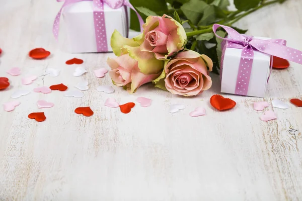 Pembe Gül, hediye ve kalpler 