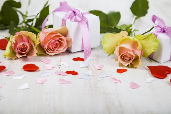 Rosa Rosen, Geschenk und Herzen — Stockfoto